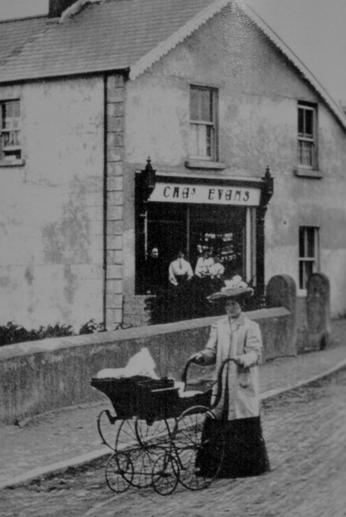 Maggie Evans' sweet shop, Donnelly's barber shop at the rear. Later, Moran's fish shop (beside La Touche Wines) Source Derek Paine